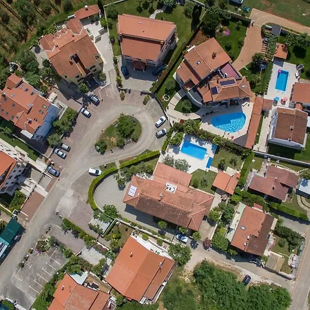 Splendid In With Swimming Pool Apartment Poreč