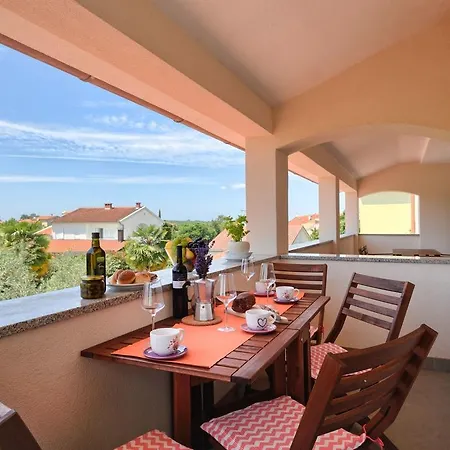 Splendid In With Swimming Pool Apartment Poreč