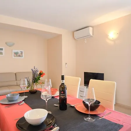 Splendid In With Swimming Pool Apartment Poreč