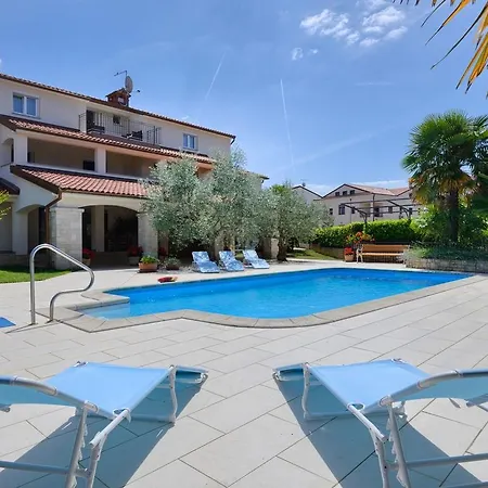 Splendid In With Swimming Pool *