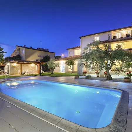 Apartment Splendid In With Swimming Pool Poreč