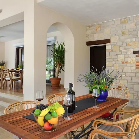 Splendid In With Swimming Pool Appartamento